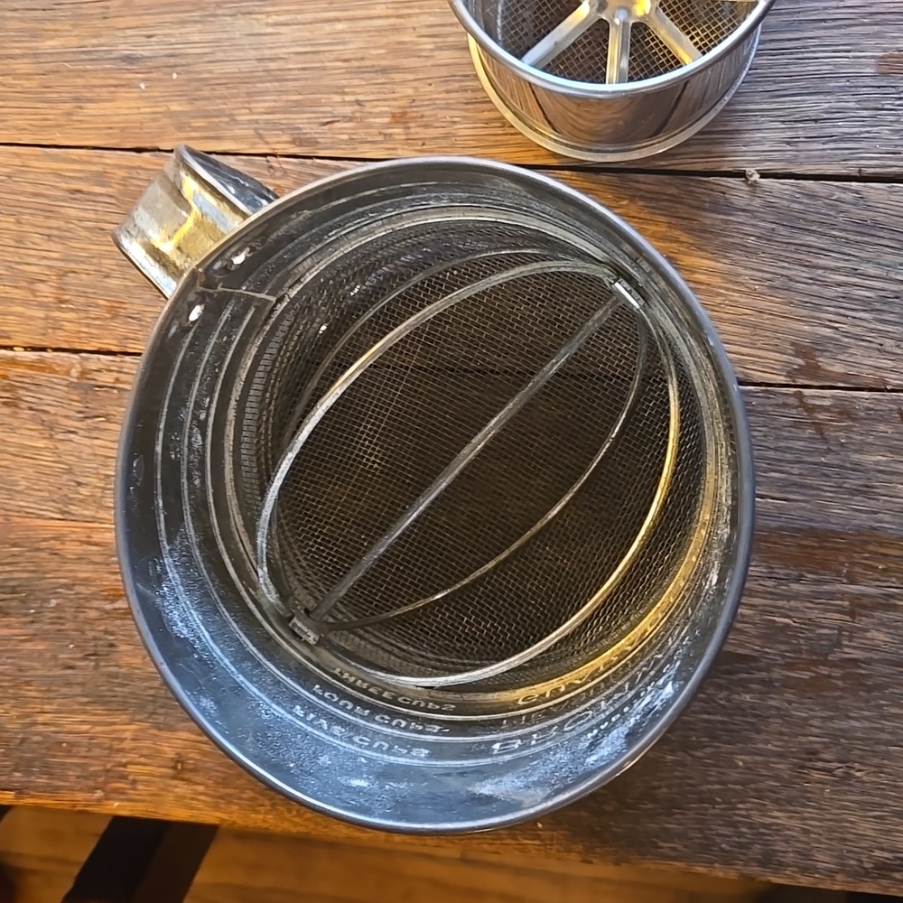 Vintage Metal Measuring Cups Set - Picture 2 of 11